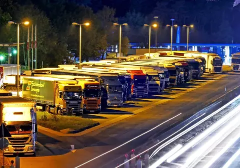 Șofer român de TIR beat, înarmat cu un pistol și cu o pușcă și cu droguri în cabină, în Germania