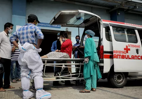 Avertismentul OMS: Noua tulpină COVID depistată în India contribuie la explozia cazurilor în această țară