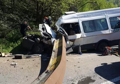 Accident teribil în Neamț. Doi oameni dintr-un microbuz au murit striviți de un limitator de înălțime dărâmat de un TIR