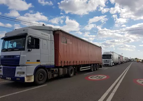 Circulaţia camioanelor de mare tonaj, interzisă pe drumurile judeţene din Arad, în zilele caniculare