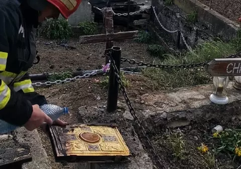 „O minune!” Evanghelie intactă găsită în biserica arsă complet la Topești, în Vinerea Mare