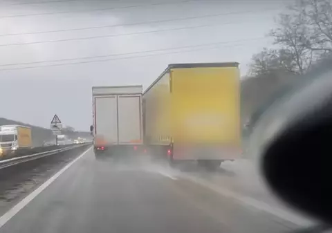 Șoferi de TIR, ca taurii pe autostradă. Se ciocneau unul de altul în viteză, în Ungaria | VIDEO