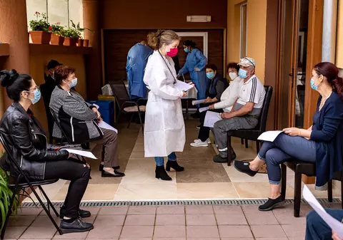 255 de kilometri parcurși și peste 600 de oameni vaccinați. Cum arată ziua unei echipe de vaccinare din Alba