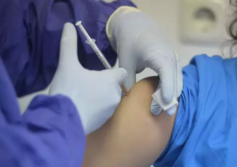 Numărul persoanelor vaccinate anti-COVID, în creștere față de ziua precedentă