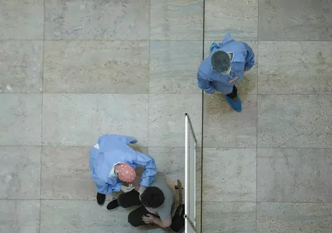 Autoritățile iau în calcul vaccinarea sau testarea obligatorie, săptămânal, pentru medici, profesori și militari