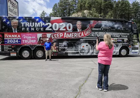 Palatul Buckingham cere ca „autobuzul lui Trump” să dea jos fotografia Reginei Elisabeta a II-a