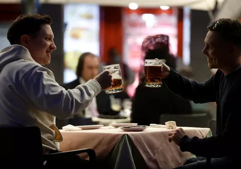 Bere gratis cu certificatul de vaccinare. „Trebuia să găsim o modalitate de a motiva oamenii”. Unde s-a demarat acest program