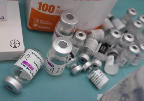 Studiu: Mai multe efecte secundare după asocierea a două vaccinuri anti-COVID