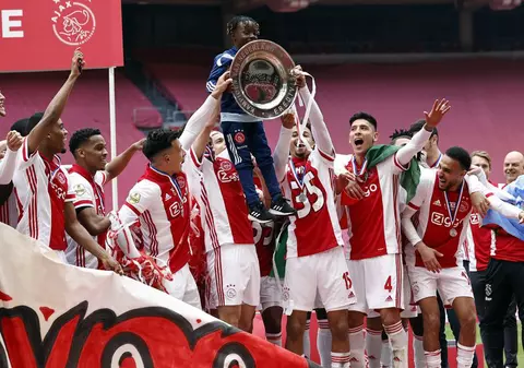 Ajax Amsterdam și-a topit trofeul de campioană a Olandei și îl trimite fanilor prin poștă