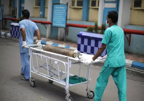 „Destul e destul”. Judecătorii indieni amenință că-i vor pedepsi pe guvernanți dacă spitalele din New Delhi rămân fără oxigen