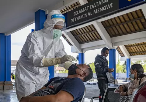 Bețele pentru probe nazale COVID, spălate și refolosite pe un aeroport din Indonezia. Mii de pasageri au fost înșelați