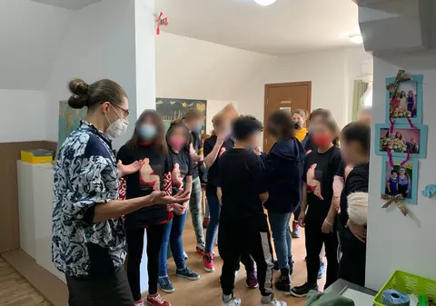 Teatru senzorial pentru stima de sine. „Nu sunt mulți oameni care să lucreze cu copiii din centrele de plasament”