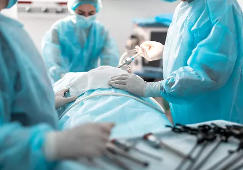 „Nu pot descrie durerea pe care am suferit-o”. Cazul unei mame care acuză că medicii au uitat instrumente medicale în corpul ei, după o cezariană