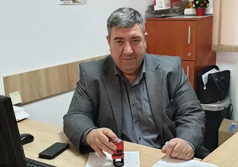 Cine este primarul din Ștefăneștii de Jos, anchetat că ar fi abuzat sexual o fetiță de 12 ani. La alegeri, a fost acuzat că a pus la pământ un om în secția de votare