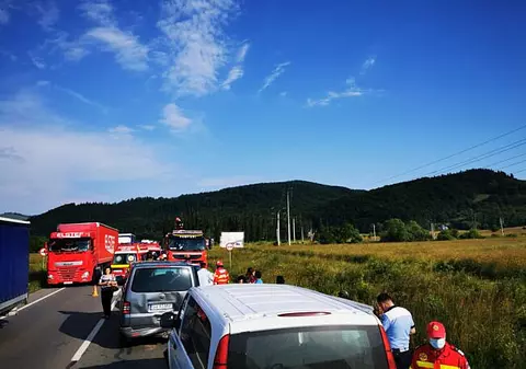 VIDEO | Accident cu două microbuze și un autoturism la Gura Humorului. A fost activat Planul Roșu de Intervenție