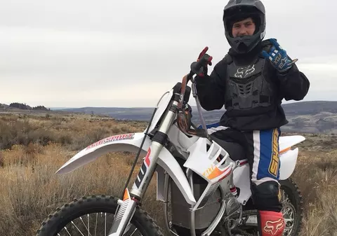 Un cascador de 28 de ani a murit, după ce a încercat să doboare recordul la sărituri cu motocicleta