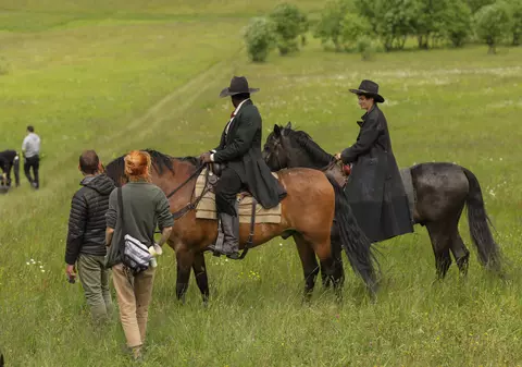 „Când am ajuns la Racoș, ne-am îndrăgostit de loc”. Povestea celebrului cowboy Django care se reinventează în Transilvania