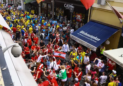 Suporterii austrieci și ucraineni, spectacol în Centrul Vechi, înainte de meciul de la Euro 2020