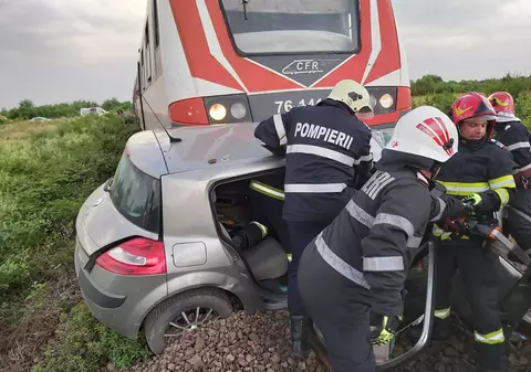 Un bărbat, încarcerat după ce mașina pe care o conducea a fost lovită de un tren, în Maramureş