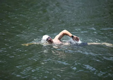 Avram Iancu înoată în Dâmbovița timp de 24 de ore. Motivul pentru care a acceptat provocarea