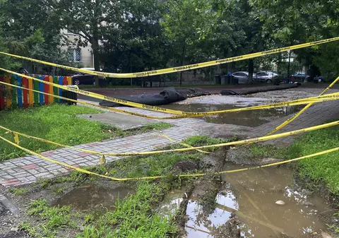 Copiii de pe o stradă din București au rămas fără loc de joacă de două luni. Primăria Sectorului 6 și Apa Nova se învinovățesc reciproc