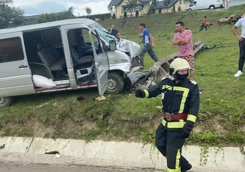 Accident cu un mort și doi răniți, în Neamț. Șoferul microbuzului era beat și nu avea permis