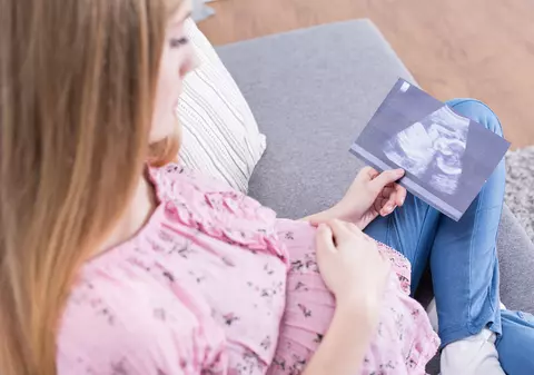 85% din mamele minore nu mai merg la şcoală. „Aş fi vrut să fac mai multe clase, dar nu mai pot da timpul înapoi”