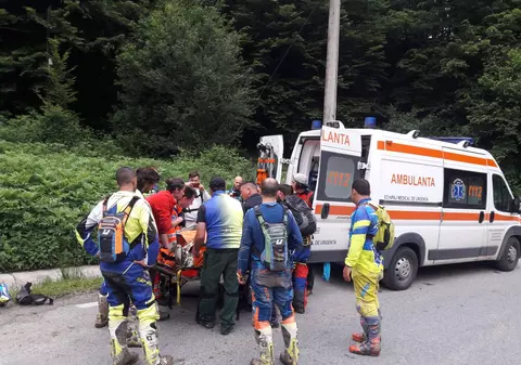Intervenție dificilă a salvamontiștilor în Cheile Râmețului. Momentul în care o turistă rănită este salvată