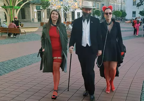 Povestea lui Mircea Popescu, excentricul miliardar decedat în Costa Rica, care își plimba prietenele în lesă