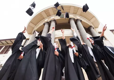 Educația face toți banii: persoanele care au absolvit o universitate au venituri duble față de cele cu liceu