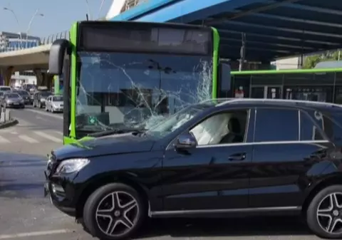 Autobuz implicat într-un accident sub Podul Basarab din București. Un copil, dus la spital
