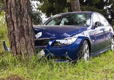 Un mecanic „cascador” și mașini care intrau direct în pom. Cum a reușit un grup specializat în fraude cu asigurări auto să obțină peste 700.000 de lei