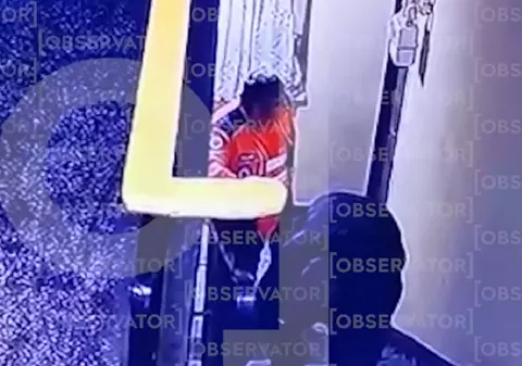 O bătrână cu fractură de șold a urcat în genunchi două etaje, în București, ambulanțierul a stat și s-a uitat la ea