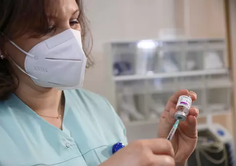 EMA nu recomandă AstraZeneca pentru cei cu afecțiuni sangvine rare