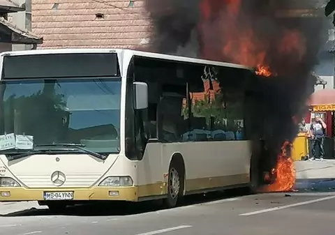 Un autobuz cu pasageri a luat foc în mers, în Mureș