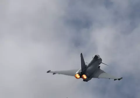 Avioane de luptă rusești, interceptate în spațiul de identificare aeriană al României. Aeronave germane și britanice supraveghează zona