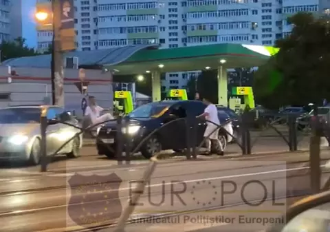 Bărbatul care a atacat cu crosa de golf un alt șofer, trimis în judecată, alături de partenera sa