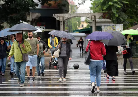Ploi torențiale până luni dimineață, în mare parte din țară. Prognoza meteo, actualizată