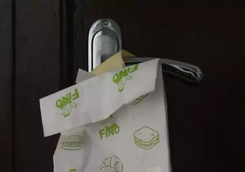 Surpriza găsită la ușă de locatari, de la vecinul care își renovează cu zgomot apartamentul