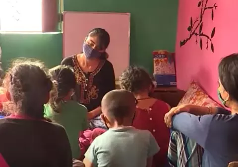 O tânără din India are grijă de cei șase frați, ambii părinți au murit de COVID