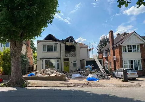 Proprietarul  și-a găsit casa demolată de constructor când s-a întors din vacanță. Care a fost explicația