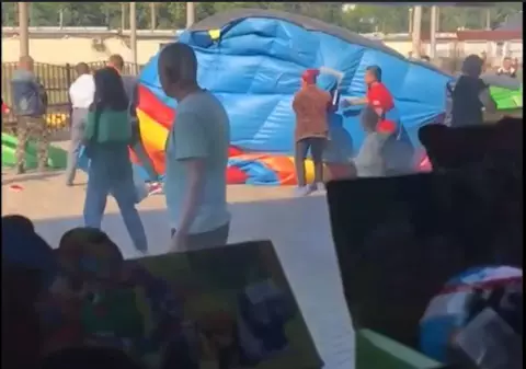 Două fetițe din Rusia sunt în stare gravă, după ce castelul gonflabil în care se jucau a explodat