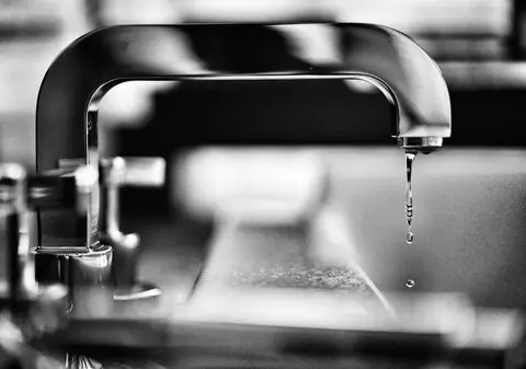 Apa din rețeaua publică a municipiul Câmpina nu mai este potabilă. Furnizorul va asigura containere cu apă în opt locații din oraș