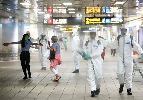 Virusul va rămâne „pentru totdeauna” printre noi. Șase experți spun cum ar trebui să arate strategia de luptă pe termen lung a omenirii