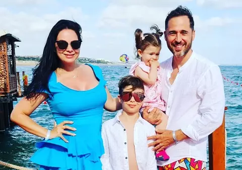 Ce au pățit Deea și Dinu Maxer înainte de a pleca în vacanță. „Și-a cerut scuze, a fost o eroare”