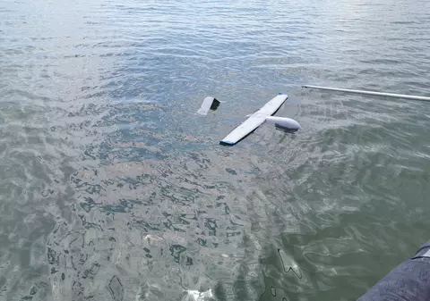 O dronă militară de mari dimensiuni a fost găsită plutind în Marea Neagră