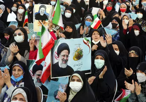 Alegeri în stil iranian: un conservator acuzat de implicare în execuția a mii de prizonieri politici, favorit la prezidențiale