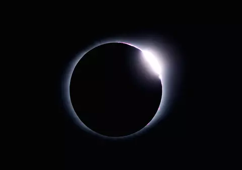Cum se formează eclipsa de Soare care se poate vedea și din România. Și cum ar arăta una pe Marte