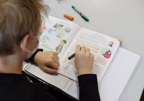 110 școli din București au cerut suspendarea cursurilor fizice. „Aproape un sfert sunt în online”