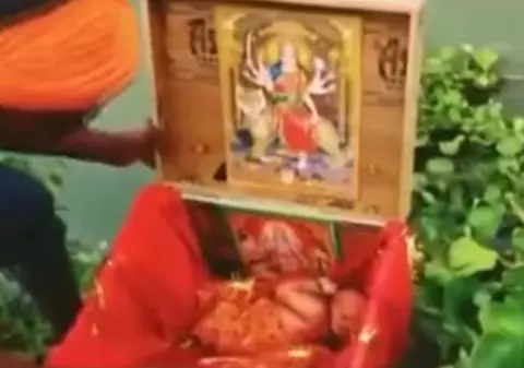 Fetiță de numai 3 săptămâni, găsită în viață, într-o cutie de lemn plutind pe râul Gange